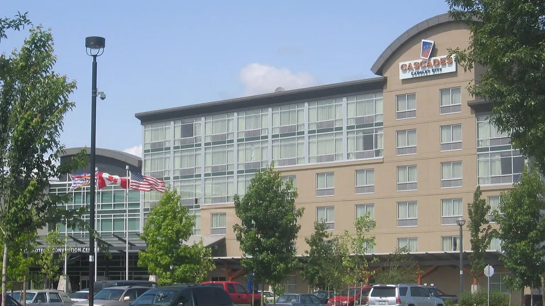 L'édifice de l'hôtel et casino Cascades à Langley City, vu du stationnement