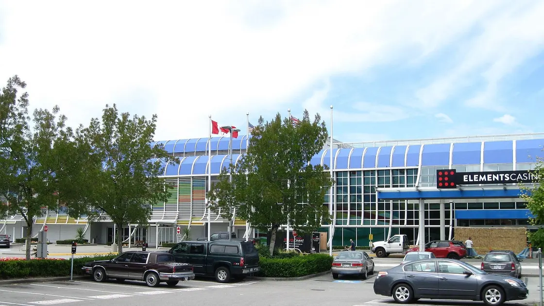 Elements Casino Surrey sur la 60 Avenue, avec son toit bleu incurvé, vu de l'autre côté du stationnement