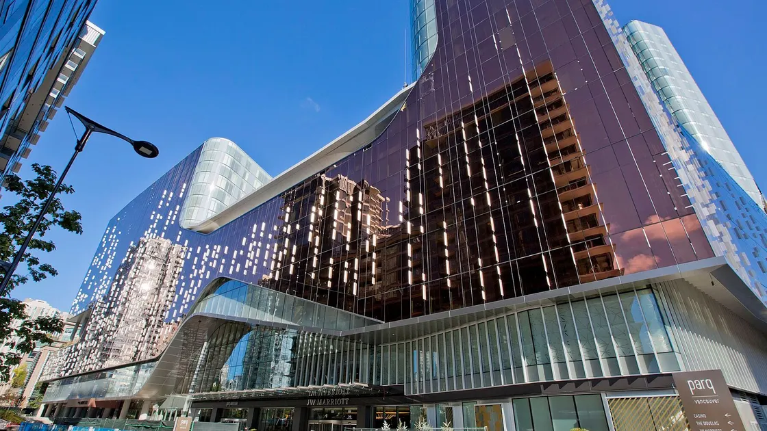 L'immeuble de verre cuivré du Parq Vancouver, sur Pacific Boulevard